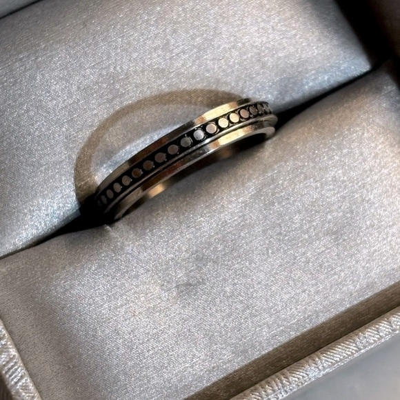 Macy’s Elegant Black and Silver Jewelry Fidget Ring with Matte Finish - Picture 1 of 3